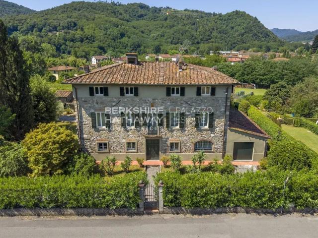 Case e ville in vendita di 540 m²