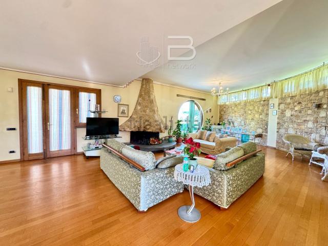 Case e ville in vendita di 540 m² in Via Corsini