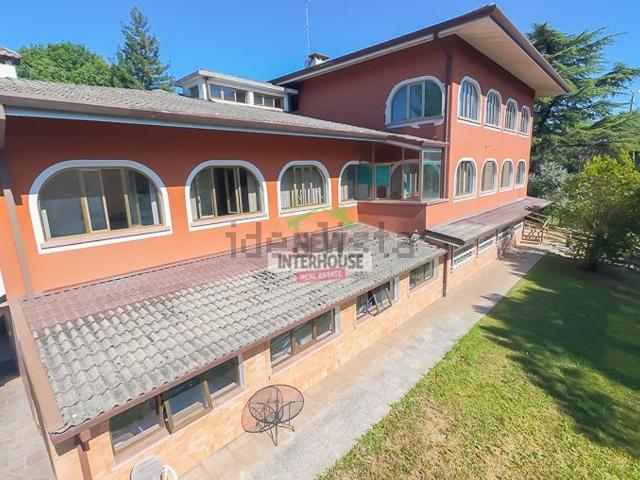 Case e ville in vendita di 540 m² in Via D. Julia, 22