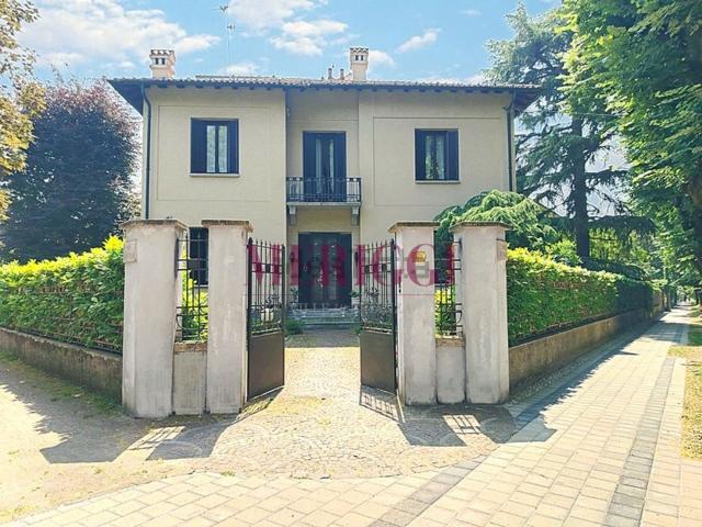 Case e ville in vendita di 540 m² in Viale dei Tigli, 38