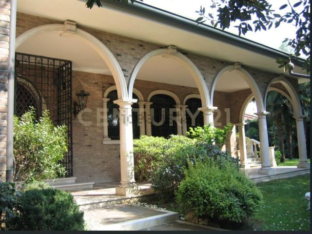 Case e ville in vendita di 541 m² in Via Boccaccio
