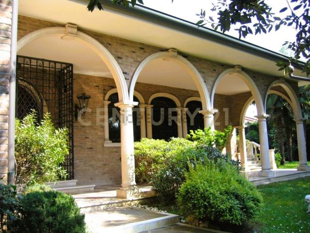 Case e ville in vendita di 541 m² in Via Boccaccio