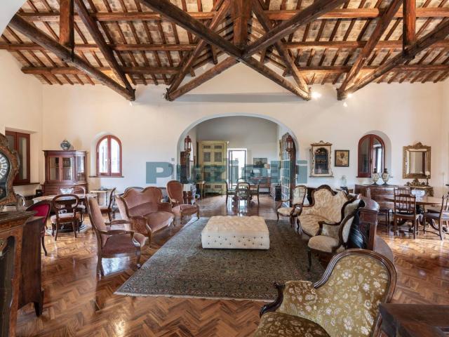 Case e ville in vendita di 545 m² in Via Adeodato Pieralisi