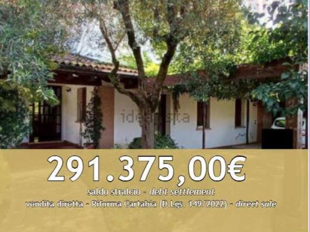 Case e ville in vendita di 545 m² in Via Villa