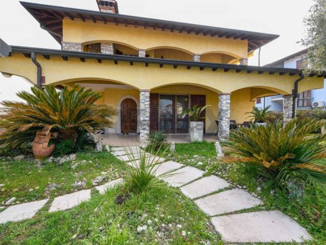 Case e ville in vendita di 550 m²