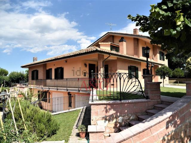 Case e ville in vendita di 550 m²