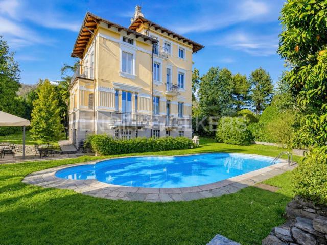 Case e ville in vendita di 550 m² in Via Campi Elisi, 2