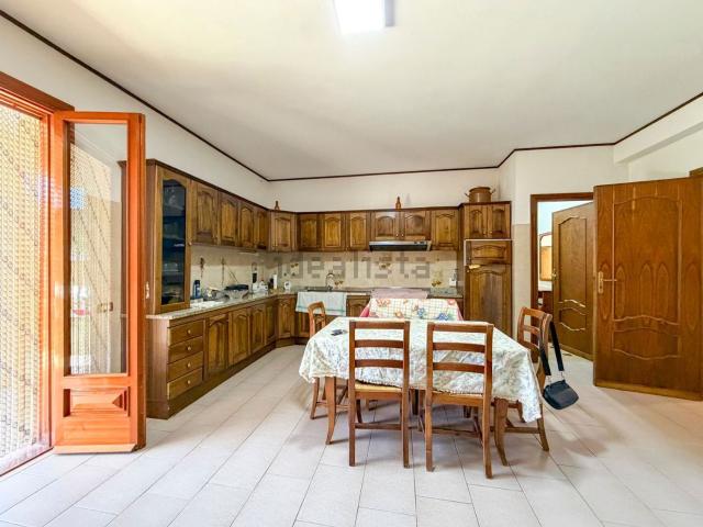 Case e ville in vendita di 550 m² in Via Alcide De Gasperi, 25
