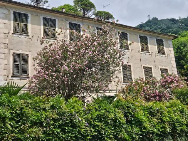 Case e ville in vendita di 550 m² in Via Aveggio, 20