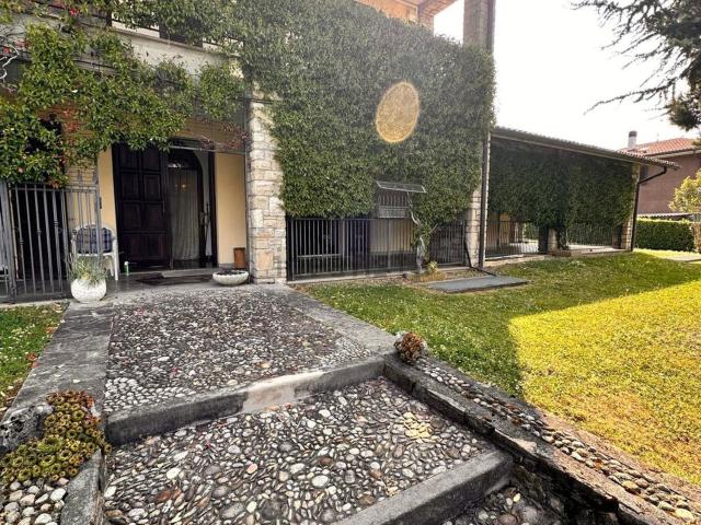 Case e ville in vendita di 550 m² in Via Baita, 18