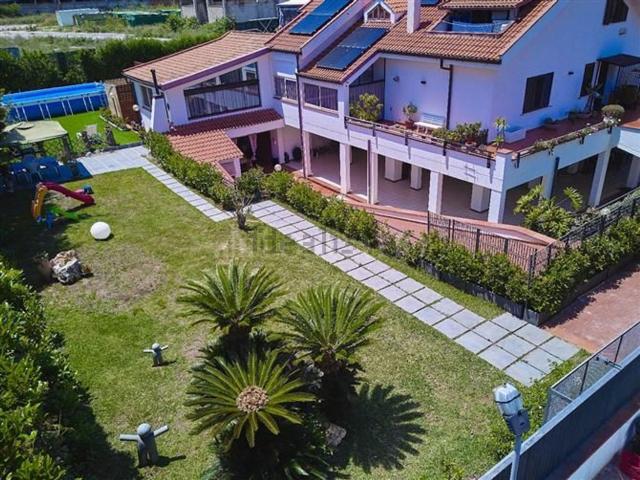 Case e ville in vendita di 550 m² in Via Salvatore Quasimodo