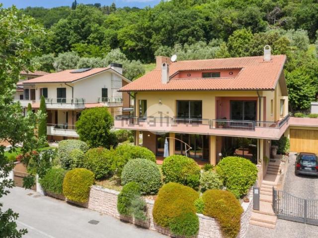 Case e ville in vendita di 550 m² in Via Gino Barcelli, 20