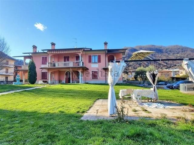 Case e ville in vendita di 550 m² in Via F. Petrarca