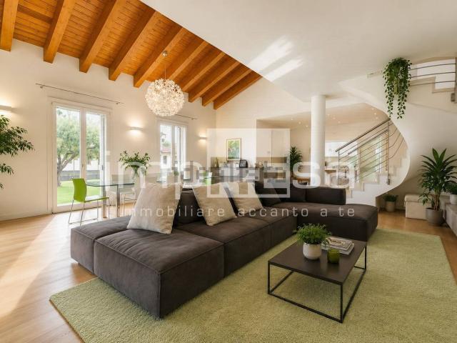 Case e ville in vendita di 550 m² in Via Fratelli Bianchin