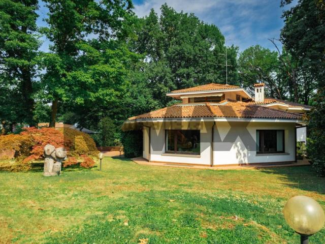 Case e ville in vendita di 550 m² in Via Lambro, 52