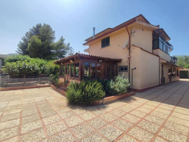 Case e ville in vendita di 550 m² in Via San Mauro Castelverde, 12