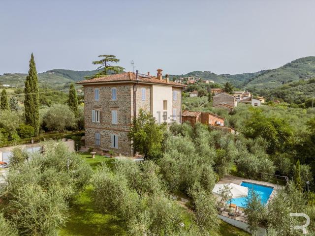 Case e ville in vendita di 550 m² in Via Stradella