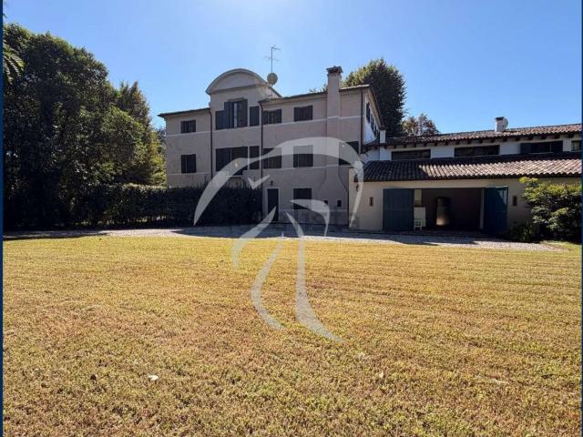 Case e ville in vendita di 550 m² in Via Piave, 13