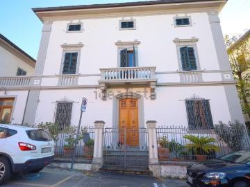 Case e ville in vendita di 550 m² in Via Roma