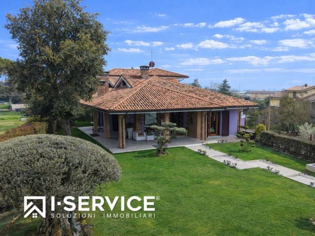 Case e ville in vendita di 550 m² in Via Teano, 83