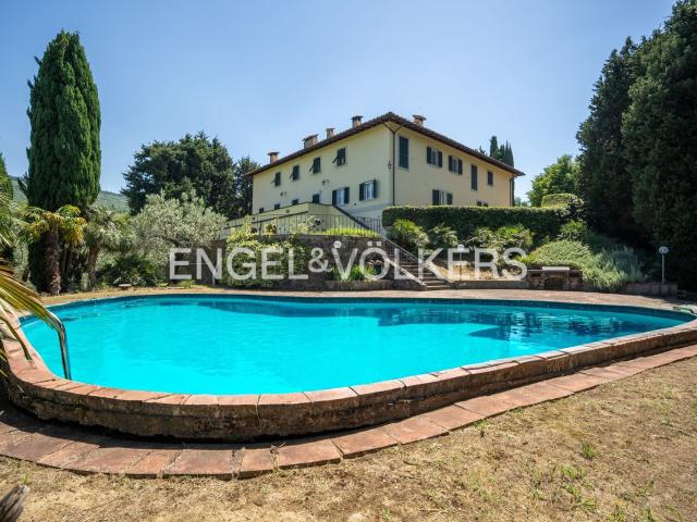 Case e ville in vendita di 550 m² in Via Villamagna