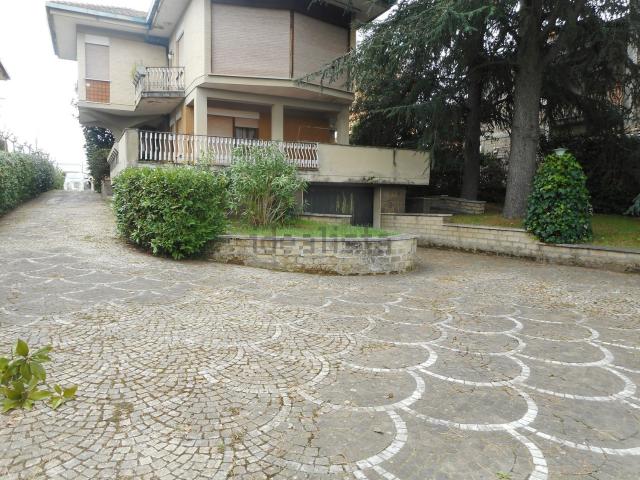 Case e ville in vendita di 550 m² in Viale Aldo Moro, 36