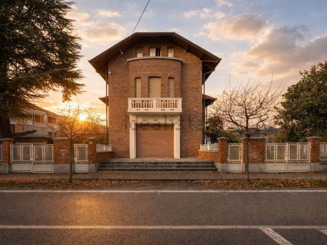 Case e ville in vendita di 550 m² in Viale Cavaliere Giuseppe Copperi, 26