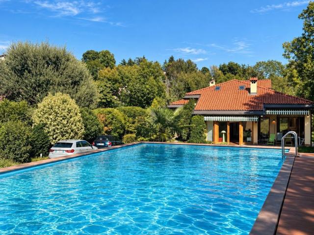 Case e ville in vendita di 552 m² in Via dei Boschi, 10