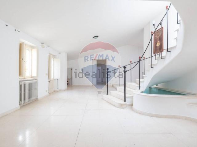 Case e ville in vendita di 552 m² in Via Regina Margherita, 41