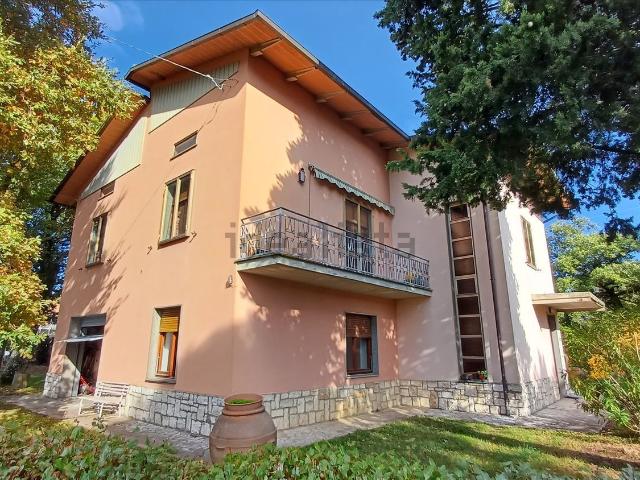 Case e ville in vendita di 552 m² in Viale Miralaghi, 25