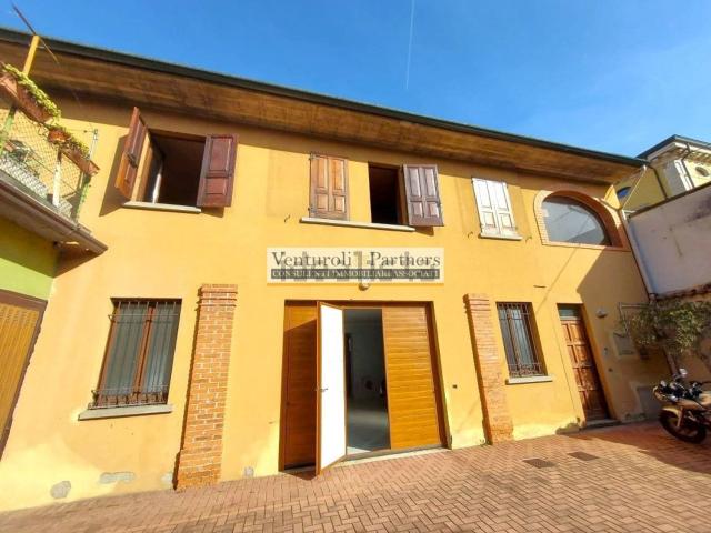 Case e ville in vendita di 554 m² in Via Indipendenza