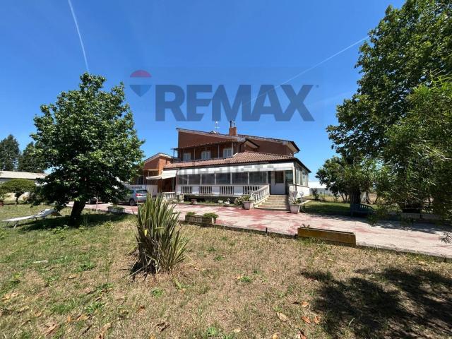 Case e ville in vendita di 558 m² in Via Migliara 56