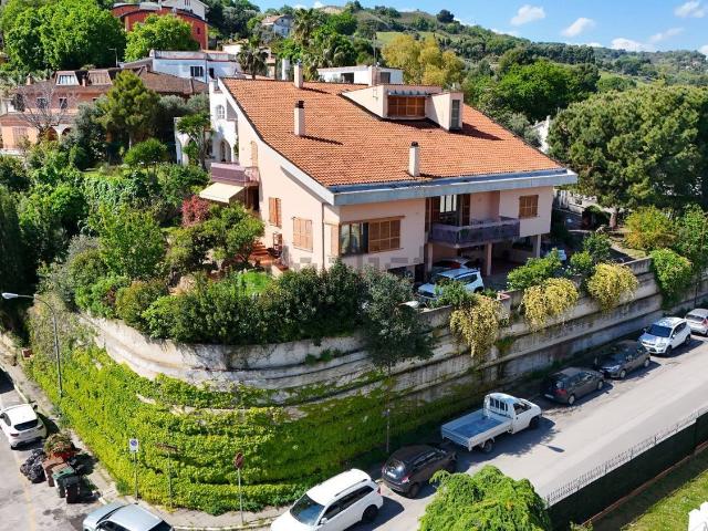 Case e ville in vendita di 558 m² in Via Sanzio Giovanelli, 1