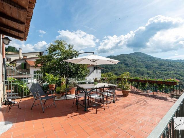 Case e ville in vendita di 560 m² in Via delle Corti