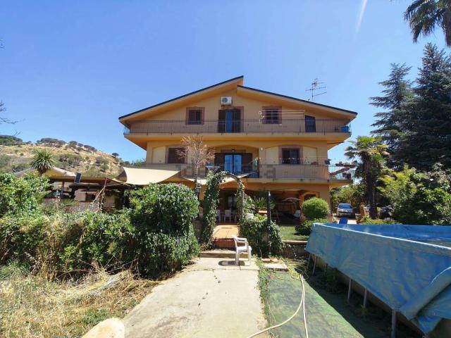 Case e ville in vendita di 560 m² in Contrada Sant&apos Andrea