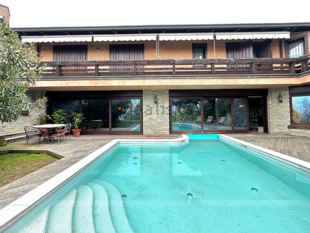 Case e ville in vendita di 560 m² in Strada Turriglie, 13