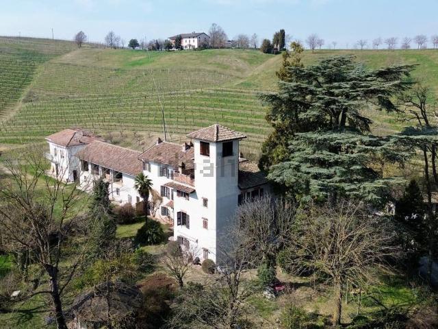 Case e ville in vendita di 560 m² in Strada Vecchia di Calamandrana, 18