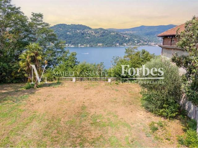 Case e ville in vendita di 564 m² in Via per Ranco, 87