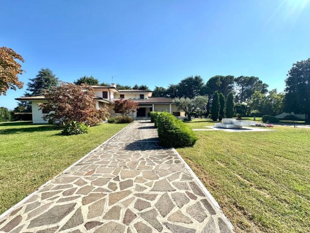 Case e ville in vendita di 565 m²