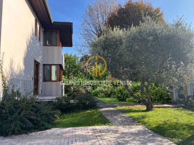Case e ville in vendita di 567 m² in Viale Brigata Treviso