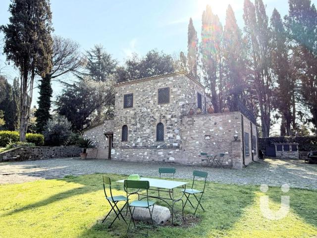 Case e ville in vendita di 568 m² in Via dei Lugari
