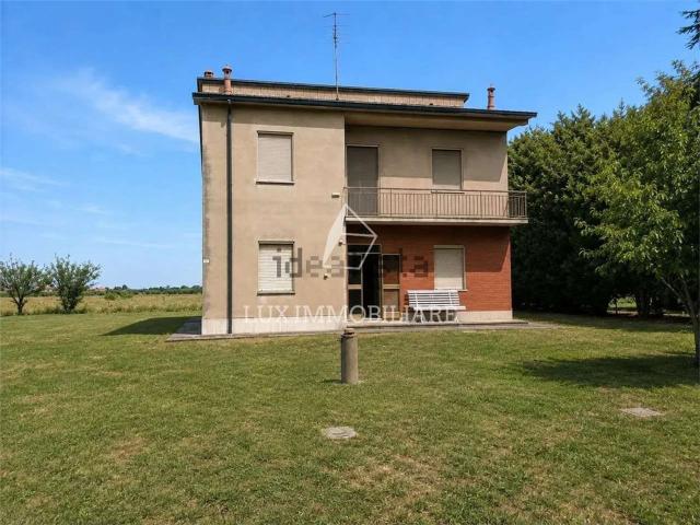 Case e ville in vendita di 568 m² in Via Fiumazzo