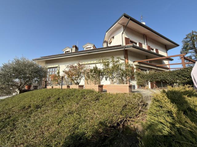 Case e ville in vendita di 568 m² in Via Villaggio Belvedere, 14