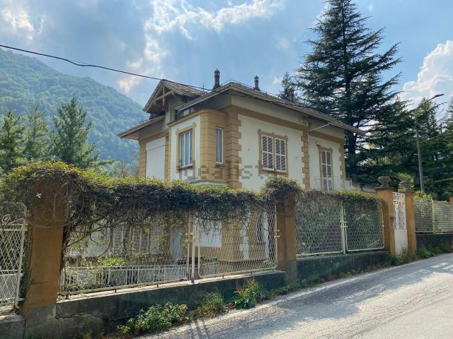 Case e ville in vendita di 570 m² in Via Ala, 53
