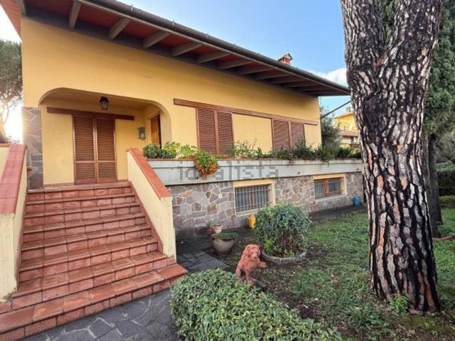 Case e ville in vendita di 570 m² in Via del Pino
