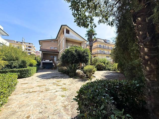 Case e ville in vendita di 570 m² in Via Minerva