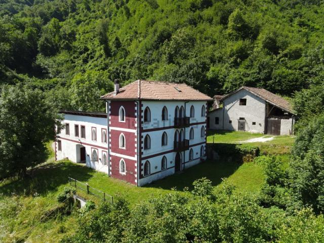 Case e ville in vendita di 570 m² in Via Vallarghe, 20