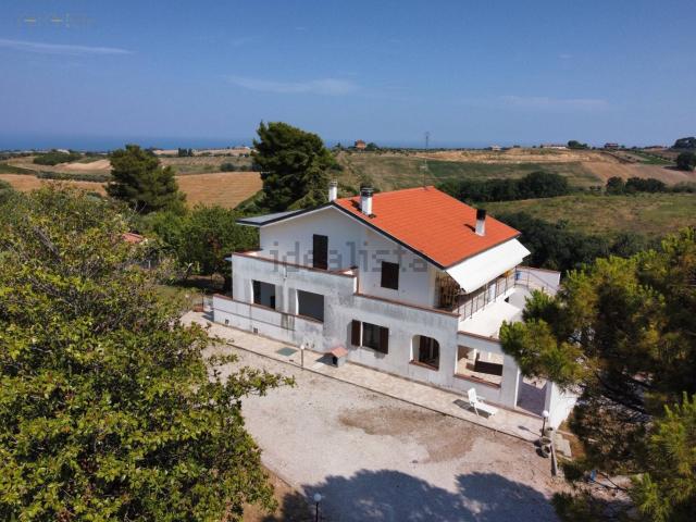 Case e ville in vendita di 570 m² in Contrada Sant&apos Andrea, 80