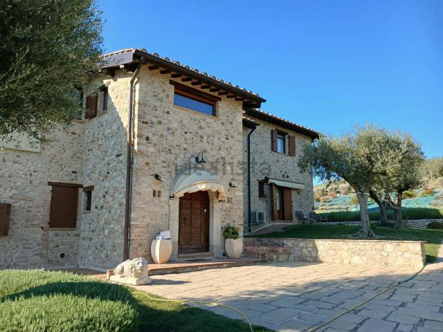 Case e ville in vendita di 570 m² in Strada Fabbrucciano