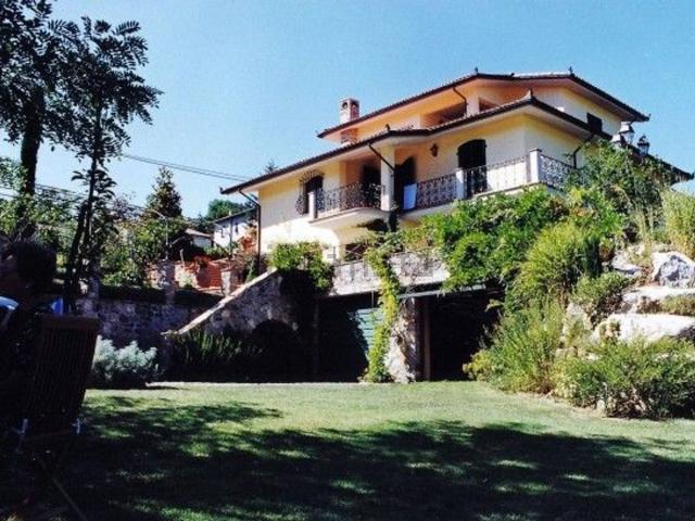 Case e ville in vendita di 571 m² in Via Ducale, 16